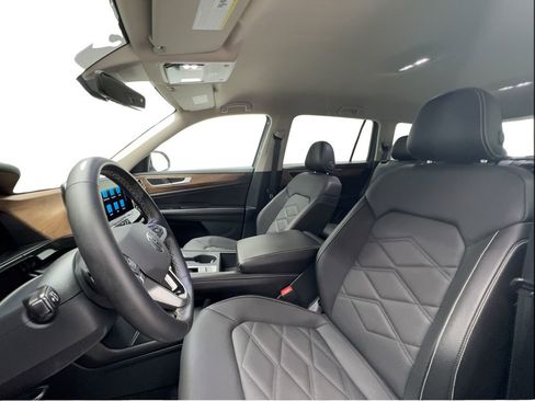 Used 2025 Volkswagen Atlas SE FWD image 18