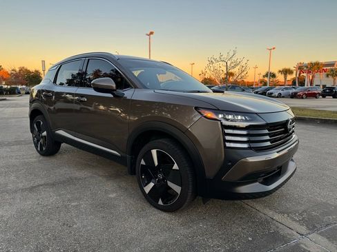 New 2025 Nissan Kicks SR image 4