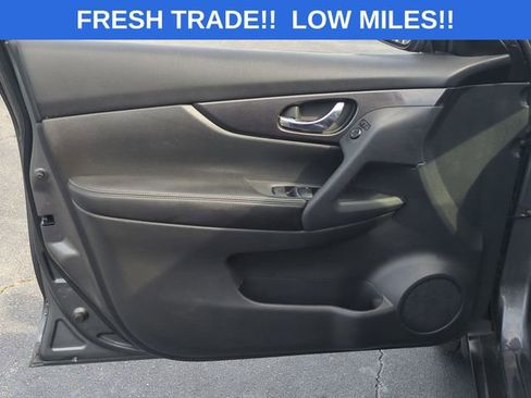 Used 2017 Nissan Rogue SV w/ Sun & Sound Touring Package image 23