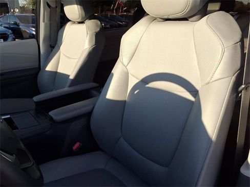 Used 2023 Toyota Sienna XLE image 7
