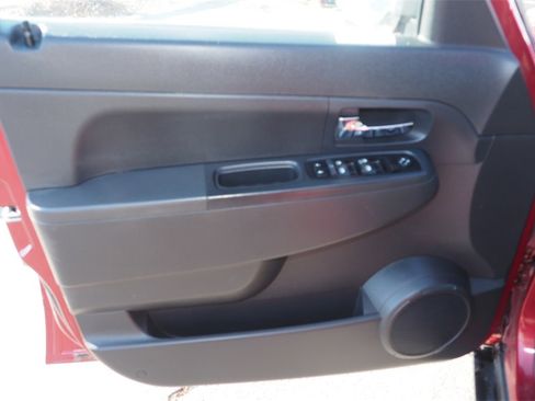 Used 2012 Jeep Liberty Sport image 12