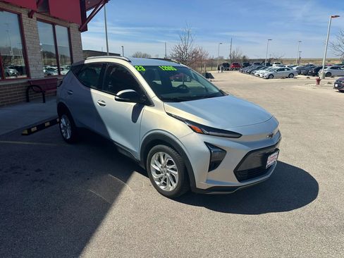 Used 2023 Chevrolet Bolt EUV LT image 3