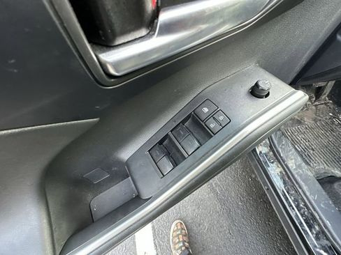 Used 2024 Toyota Highlander XLE image 17