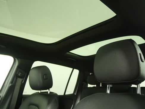 Used 2023 Mercedes-Benz GLB 250 w/ Premium Package image 9