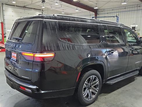 Used 2023 Jeep Wagoneer L Series II image 4