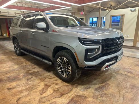 Used 2025 Chevrolet Suburban Z71 image 3