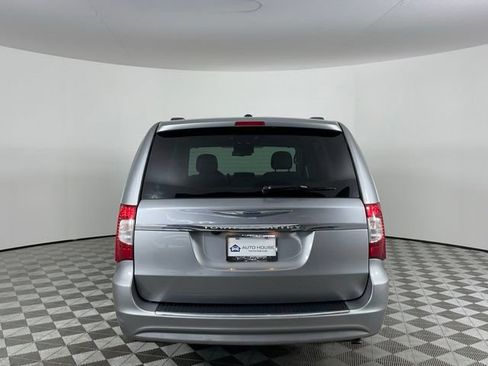 Used 2016 Chrysler Town & Country Touring FWD image 5