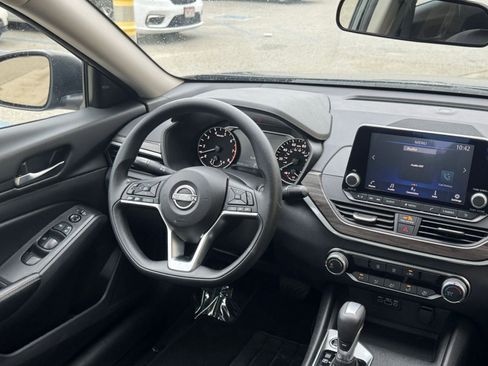 Used 2025 Nissan Altima 2.5 SV image 34