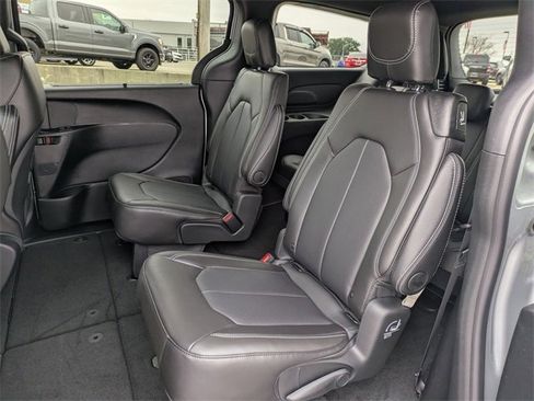 New 2026 Chrysler Pacifica Select image 22