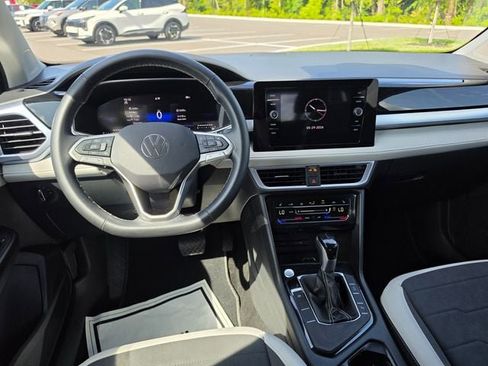 Used 2025 Volkswagen Taos SE FWD image 9