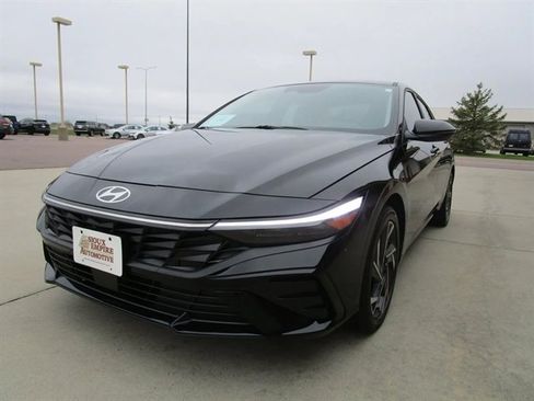 Used 2025 Hyundai Elantra Limited FWD image 5