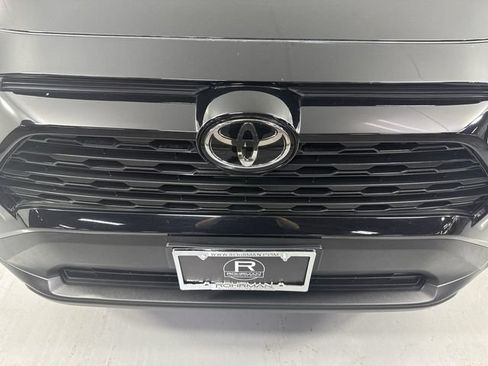 Used 2021 Toyota RAV4 XLE AWD/4WD image 25