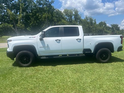 Used 2025 Chevrolet Silverado 2500 ZR2 w/ Technology Package AWD/4WD image 9
