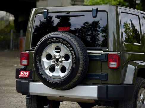 Used 2015 Jeep Wrangler Unlimited Sahara w/ Connectivity Group AWD/4WD image 13