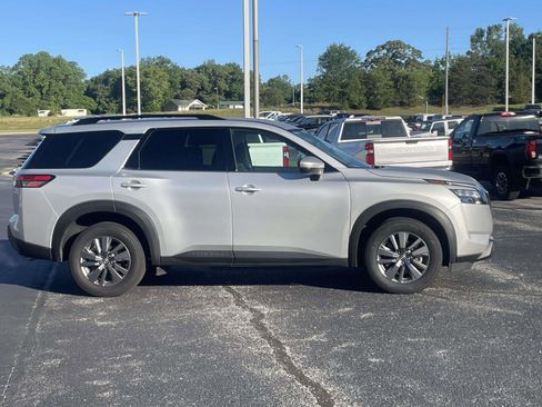 Used 2025 Nissan Pathfinder SV AWD/4WD image 2
