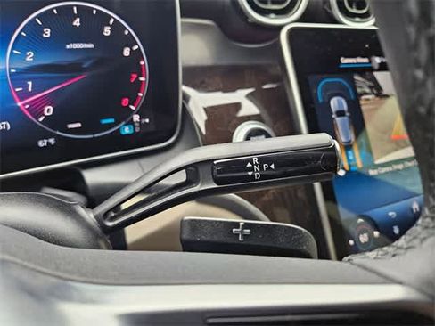 Used 2025 Mercedes-Benz GLC 300 4MATIC image 32