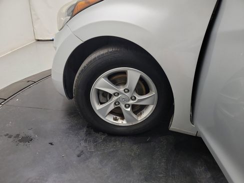 Used 2014 Hyundai Elantra SE image 28