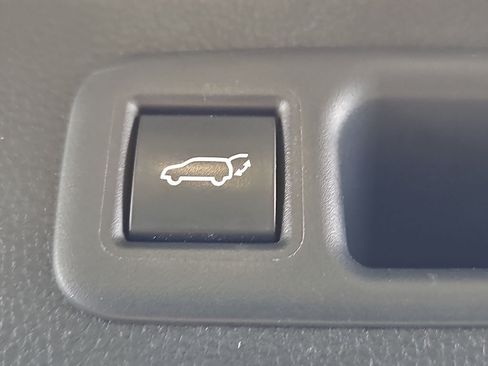 Used 2025 Toyota Highlander XLE AWD/4WD image 16