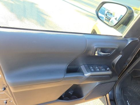 Used 2021 Toyota Tacoma TRD Off-Road image 11