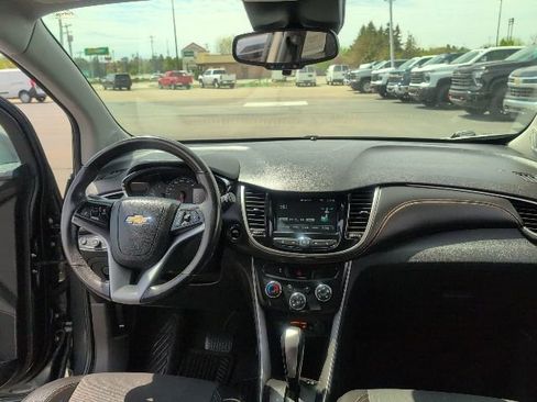 Used 2017 Chevrolet Trax LT w/ LT Convenience Package FWD image 32
