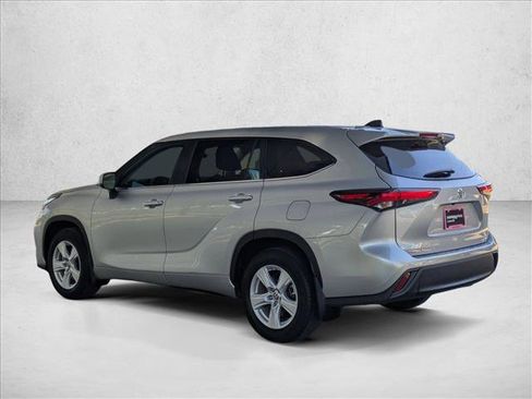 Used 2024 Toyota Highlander LE image 8