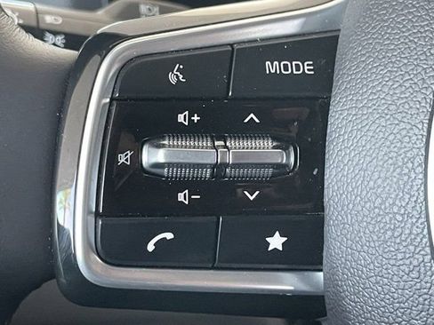 Used 2026 Kia Carnival EX FWD image 9