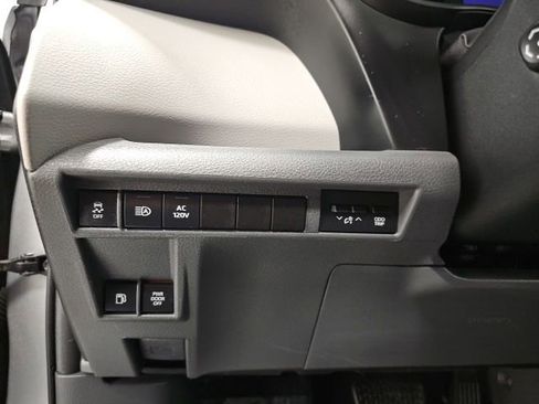 Used 2024 Toyota Sienna Limited image 18