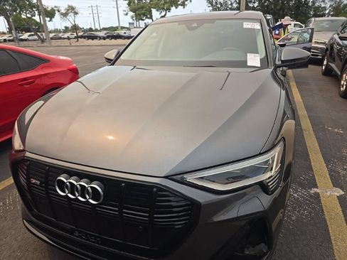 Used 2022 Audi e-tron Premium w/ Convenience Plus Package AWD/4WD image 2