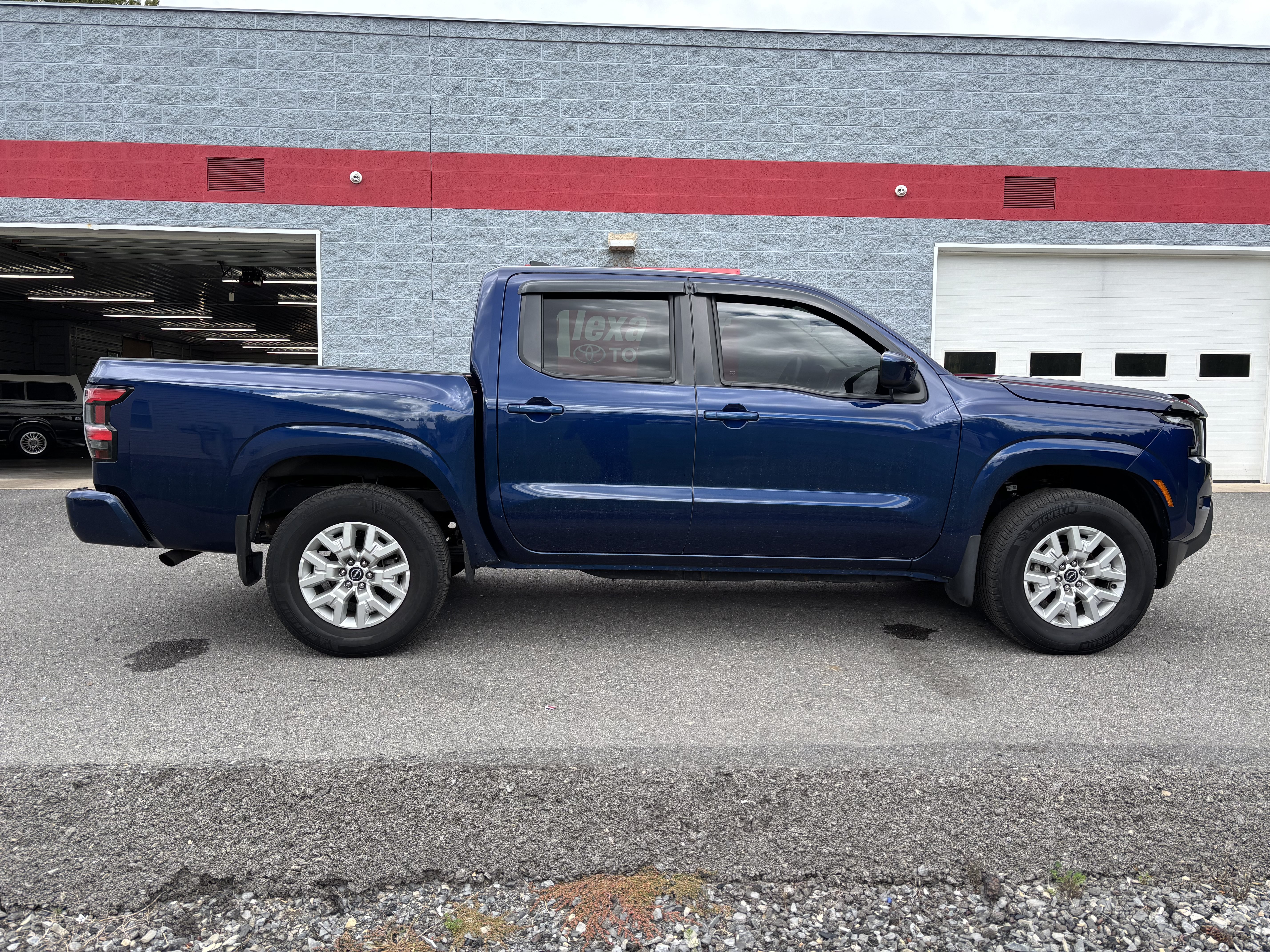 Used 2023 Nissan Frontier SV w/ Tow Package AWD/4WD image 2