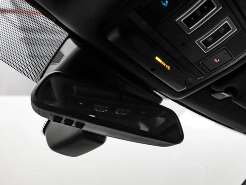 Used 2018 Jaguar F-PACE Premium image 21