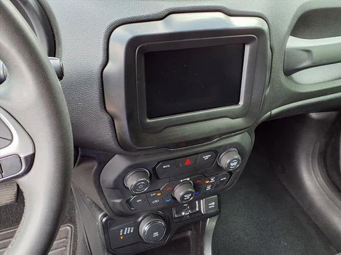 Used 2018 Jeep Renegade Latitude image 20