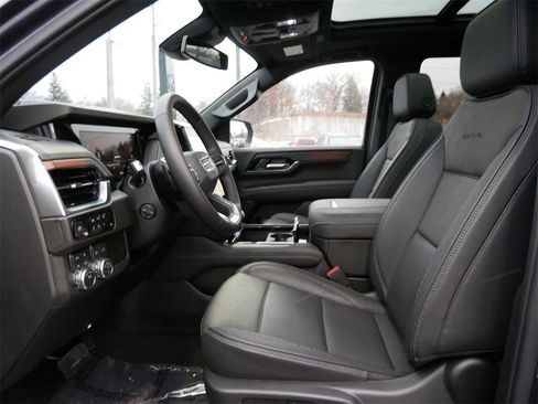 Used 2025 GMC Yukon Denali w/ Sun & Power Step Package image 8