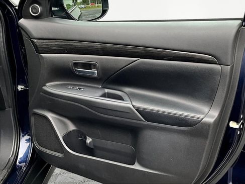 Used 2017 Mitsubishi Outlander SE AWD/4WD image 27