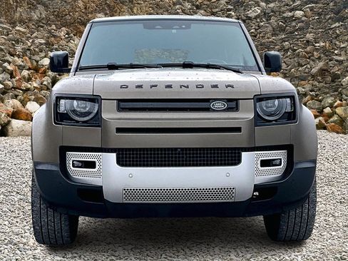 Used 2024 Land Rover Defender 110 SE image 3