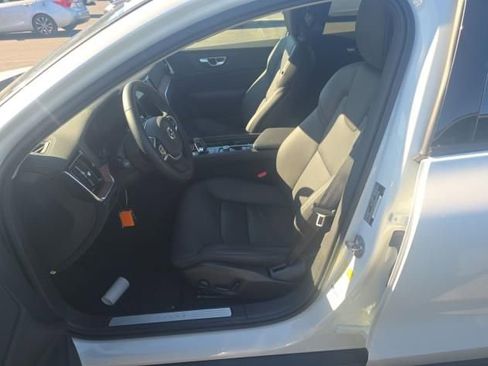 Used 2025 Volvo V60 B5 Cross Country Plus image 4