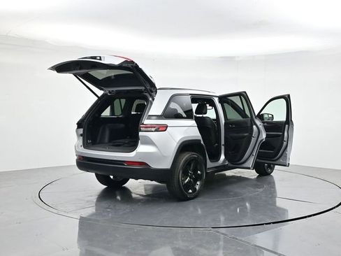 Used 2024 Jeep Grand Cherokee Altitude image 45