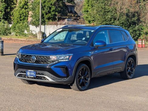 Certified 2022 Volkswagen Taos SE image 9