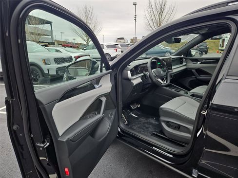 New 2026 Volkswagen Tiguan SE R-Line image 11