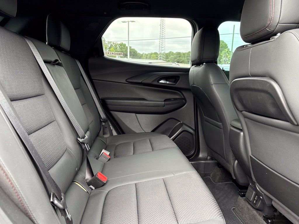 Used 2023 Chevrolet TrailBlazer RS w/ Convenience Package FWD image 9