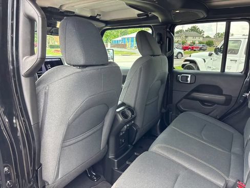 Used 2025 Jeep Wrangler Unlimited Sahara w/ Safety Group AWD/4WD image 9