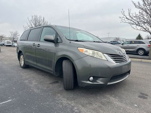 Used 2012 Toyota Sienna XLE image 13