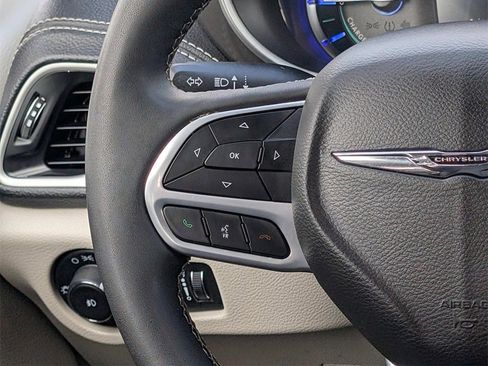 Used 2024 Chrysler Pacifica Select image 16