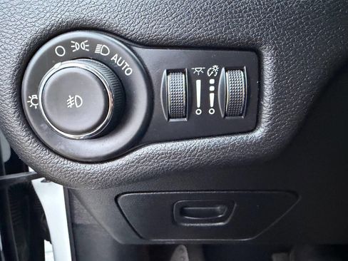 Used 2020 Jeep Cherokee Trailhawk AWD/4WD image 29