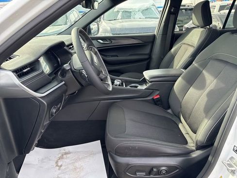 Used 2025 Jeep Grand Cherokee Laredo X w/ Luxury Tech Group I image 7