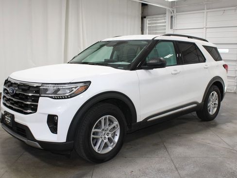 Used 2025 Ford Explorer Active w/ Active Comfort Package image 4