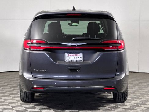 Used 2023 Chrysler Pacifica Touring-L FWD image 4
