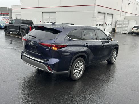 Used 2025 Toyota Highlander Platinum image 3