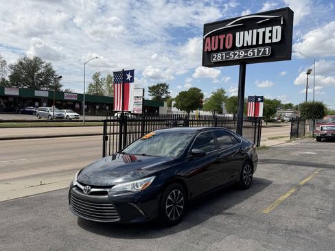 Used 2015 Toyota Camry LE image 1