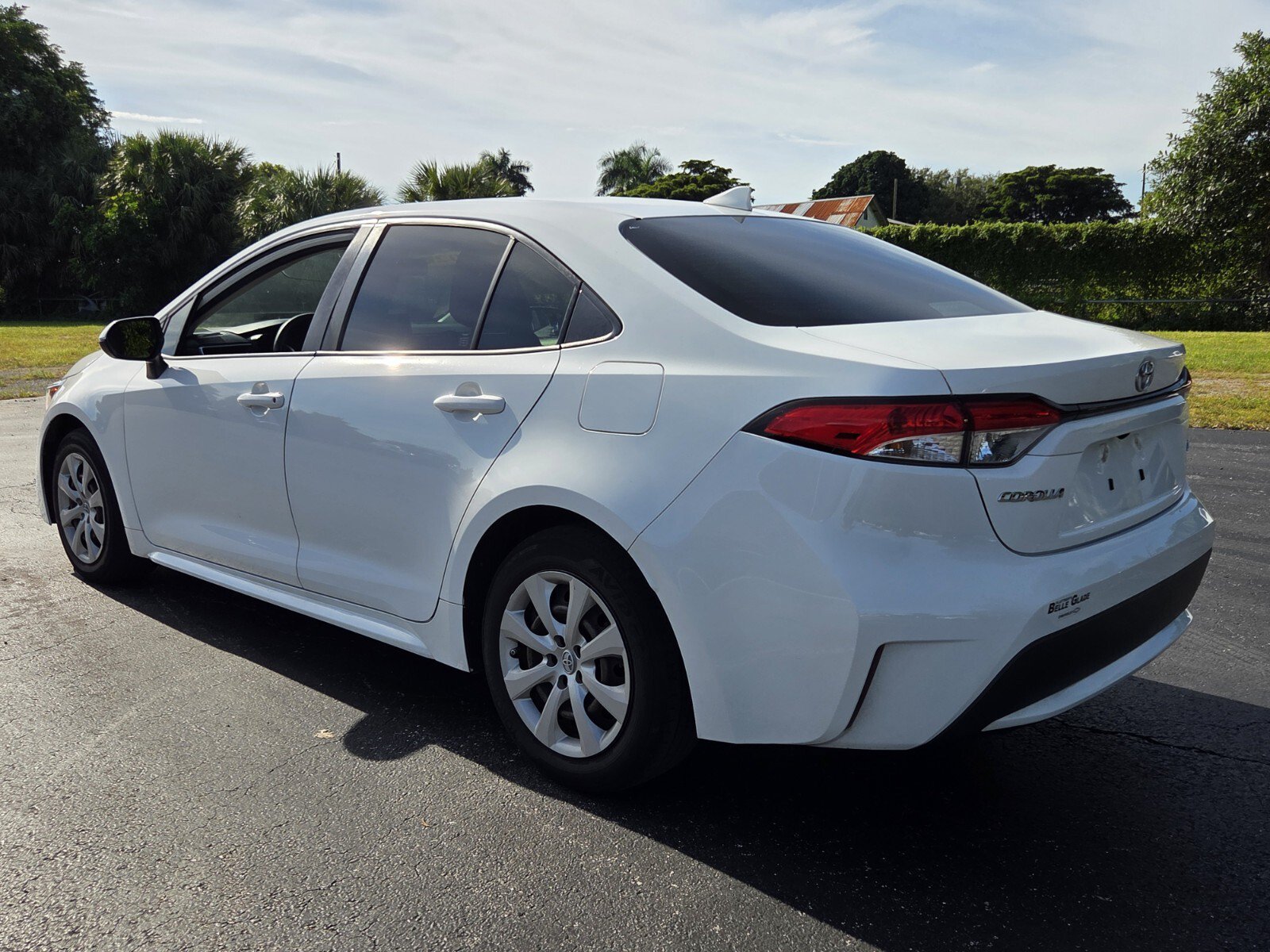 Used 2022 Toyota Corolla LE FWD image 3