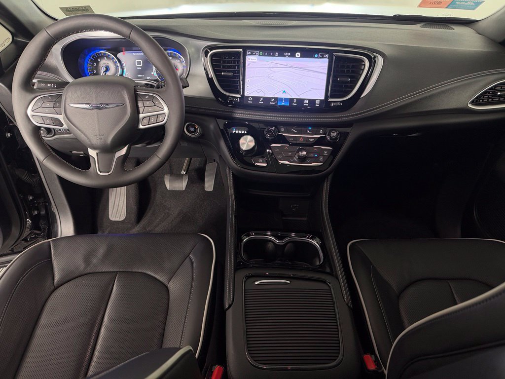 Used 2026 Chrysler Pacifica Limited FWD image 18